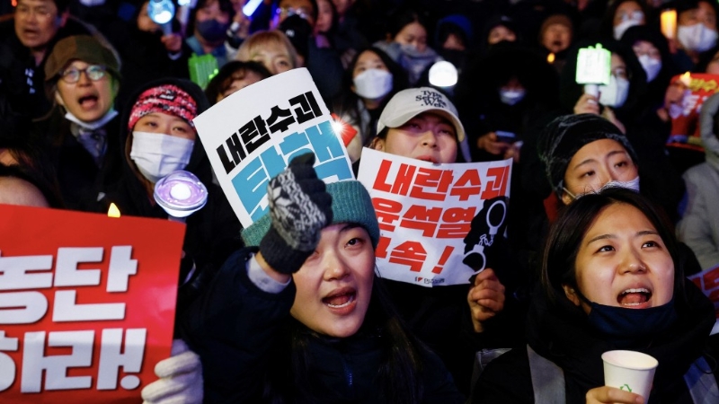 韓國民眾集會支持彈劾尹錫悅，迫爆國會外的大道。 路透社