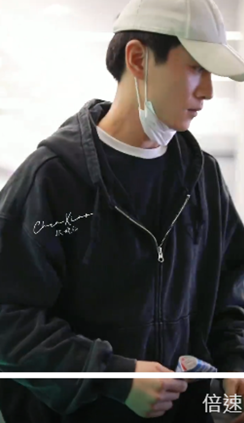 陳曉昨（9）日現(xiàn)身杭州機(jī)場(chǎng)，手上依舊沒戴著婚戒。