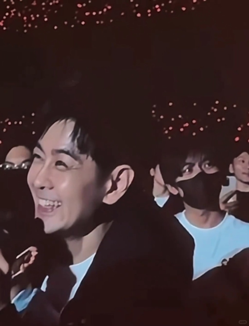 當鏡頭的分鏡拍攝林志穎的細仔唱《稻香》時，林志穎身后的Kimi意外被攝入。