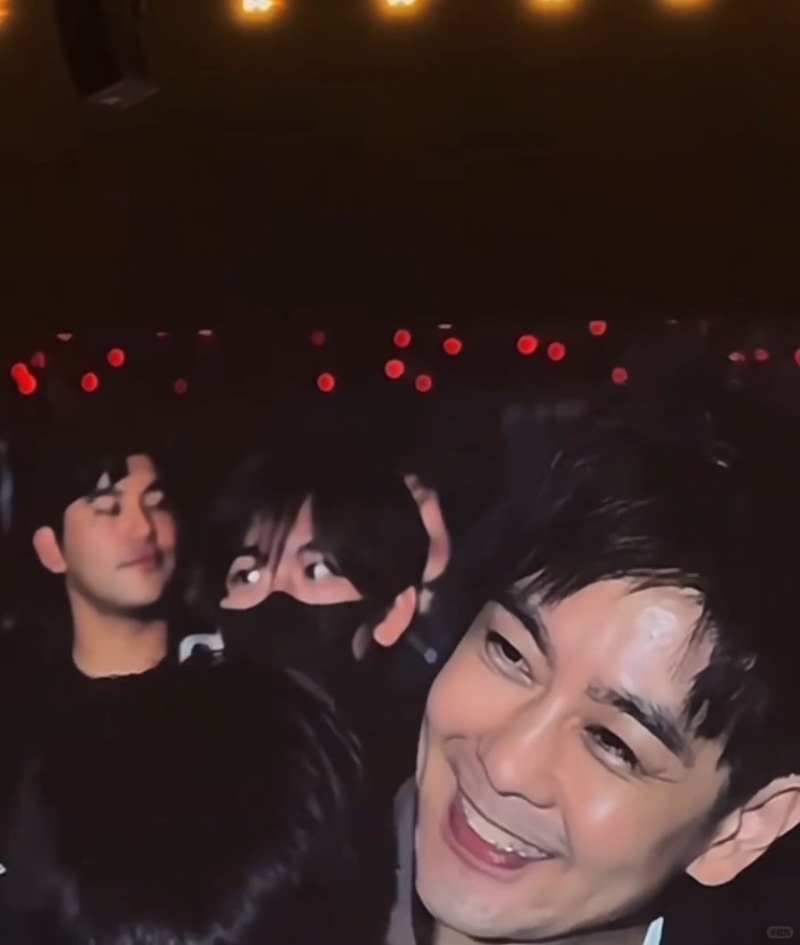 Kimi意外被攝入鏡頭，被網(wǎng)民截圖瘋狂洗板。