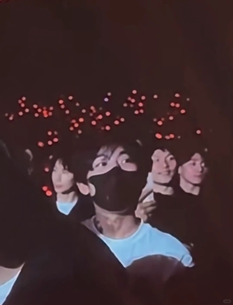 15歲的Kimi雖然戴上了黑色口罩，但眉眼倒模爸爸一樣，非常之師氣。