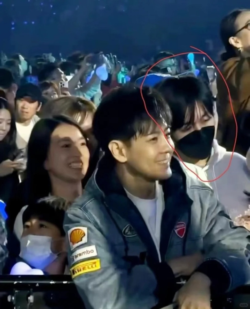 網(wǎng)民貼出多張不同角度拍攝Kimi的照片。