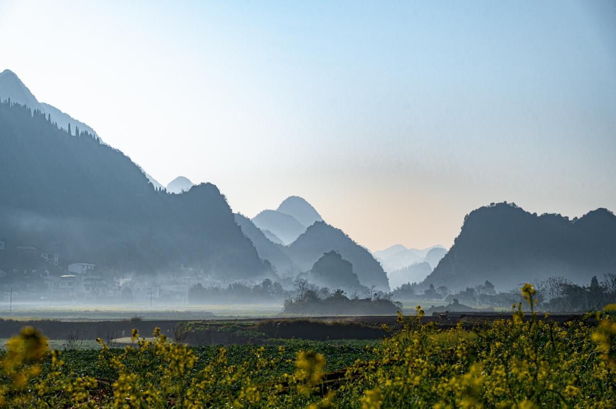 黔西南·興義萬(wàn)峰林冬季平流霧奇觀 黔西南·興義萬(wàn)峰林冬季平流霧奇觀