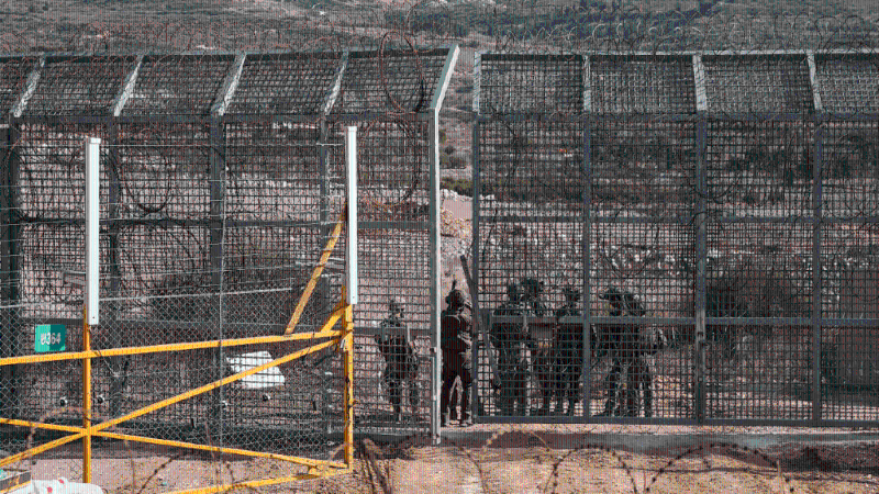 以色列士兵站在停火線外，敘利亞一側(cè)。路透社