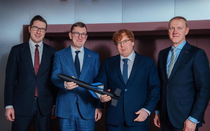 公司干部展示「弗蘭肯堡MK1」反無(wú)人機(jī)飛彈，凸顯其外型袖珍，適于大量快速生產(chǎn)。（取自弗蘭肯堡科技公司網(wǎng)站）