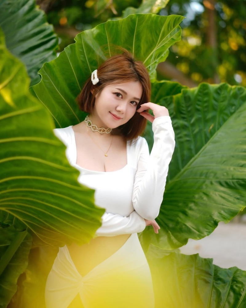 其后白云又曬出兩張?jiān)跇淞种械撵n相，以兩塊樹葉作為前景遮擋，整個(gè)畫面更顯美感，頗有幾分“雨林誘惑”的感覺(jué)。