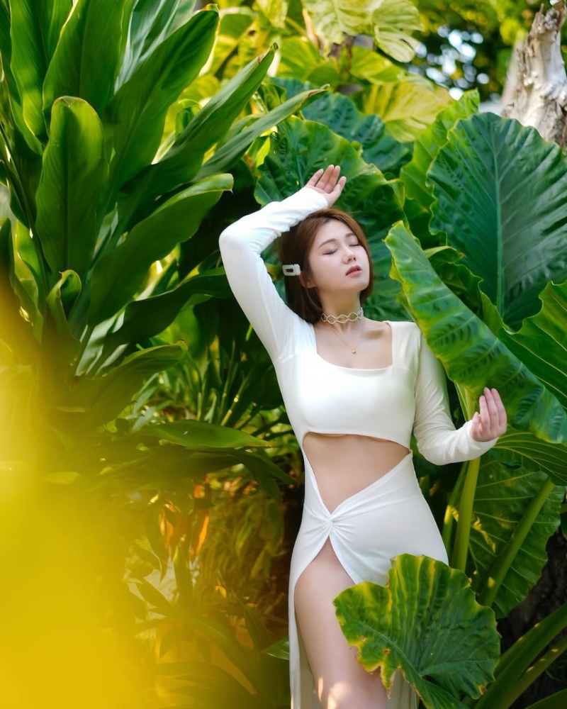 下身極高衩的設(shè)計(jì)亦是由腰部開始，盡秀白滑長(zhǎng)腿，白云更疑似冇著底褲，看了直讓人臉紅心跳。