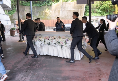 瓊瑤家祭儀式完成，家屬稍早推棺木至火葬場。