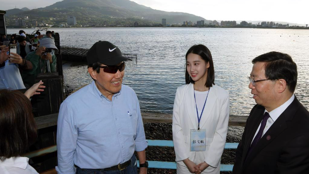 馬英九（左）、陸生彭弋航（中）、清華大學(xué)黨委書記邱勇（右）等人在淡水河邊閑聊。