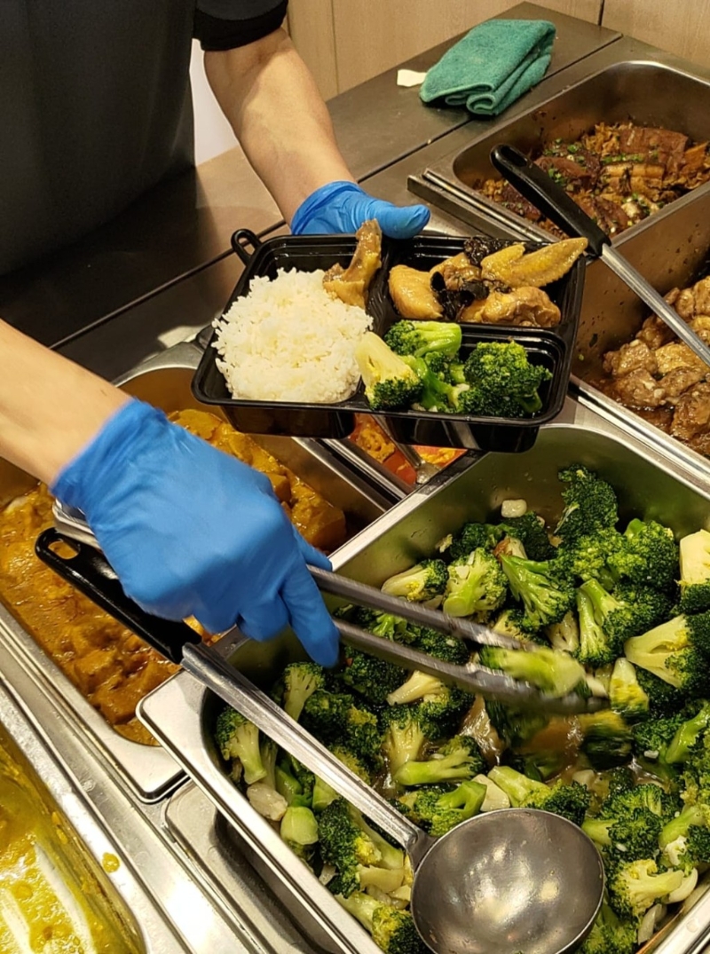 區(qū)菜款式方面，大約可見有炒西蘭花、咖喱雞、木耳蒸雞、豉汁排骨等等。