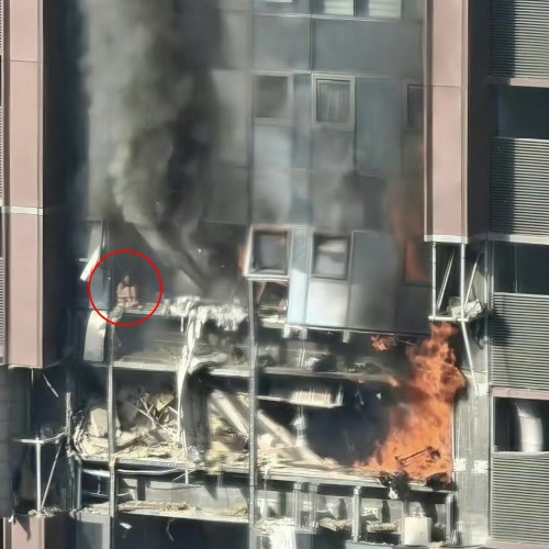 女住客坐在單位窗邊。