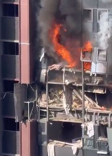 女住客當(dāng)時(shí)不支躺在窗邊。