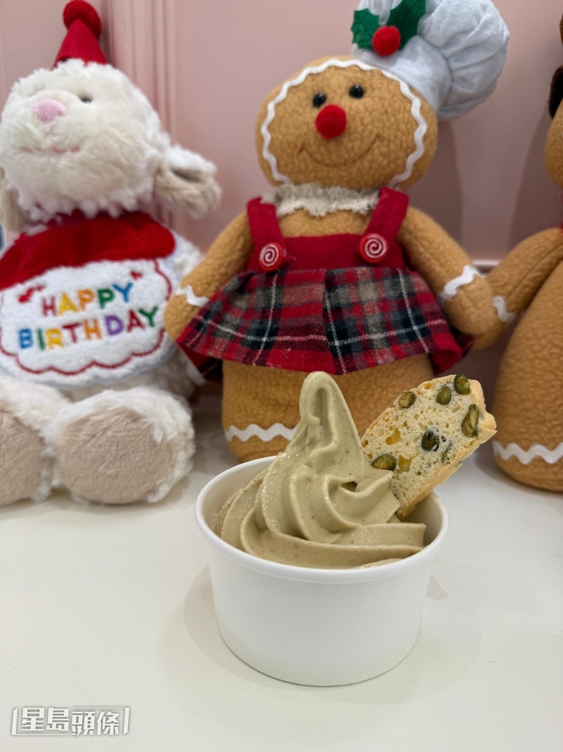 不過，要數到最特別一定是自家制軟雪糕，分別為開心果及芋蓉口味