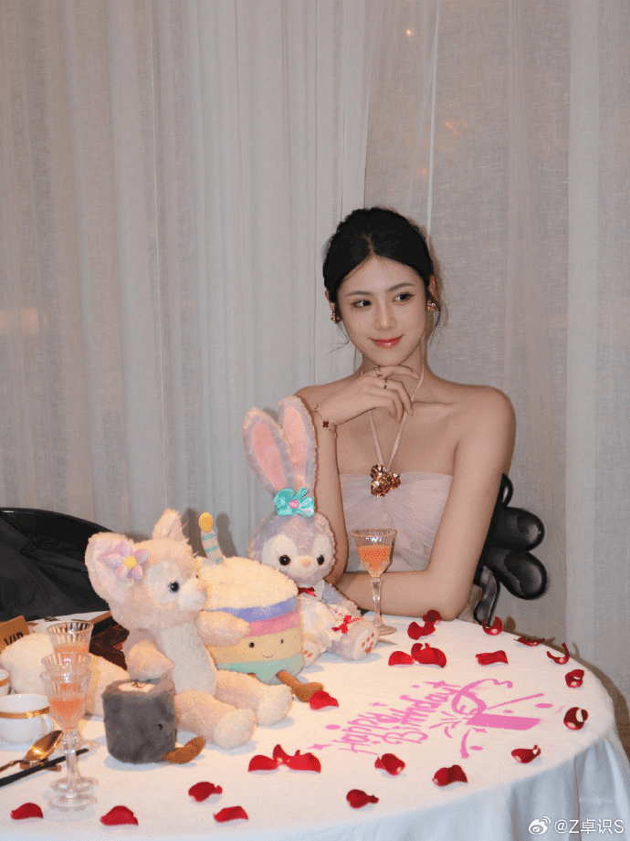 女籃球員卓識(shí)社交媒體發(fā)放的美照。