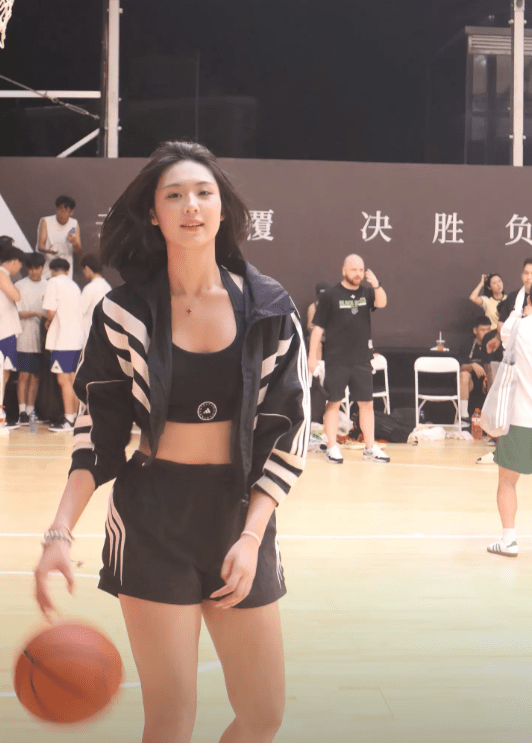 女籃球員卓識(shí)生活照。