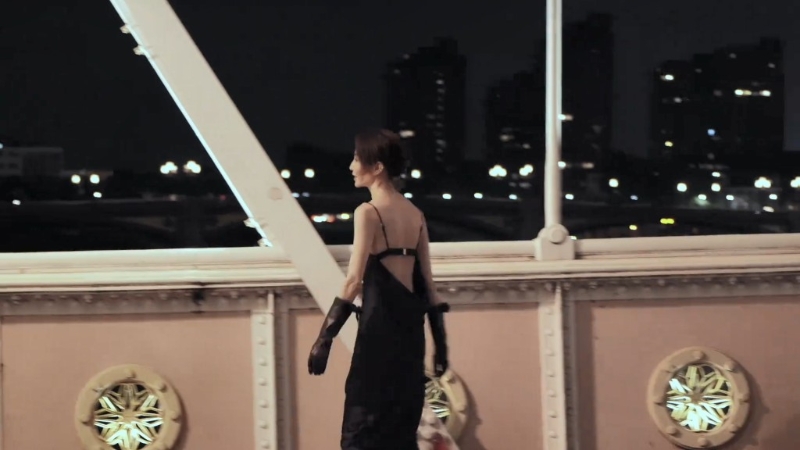 張曼玉大曬玉背。