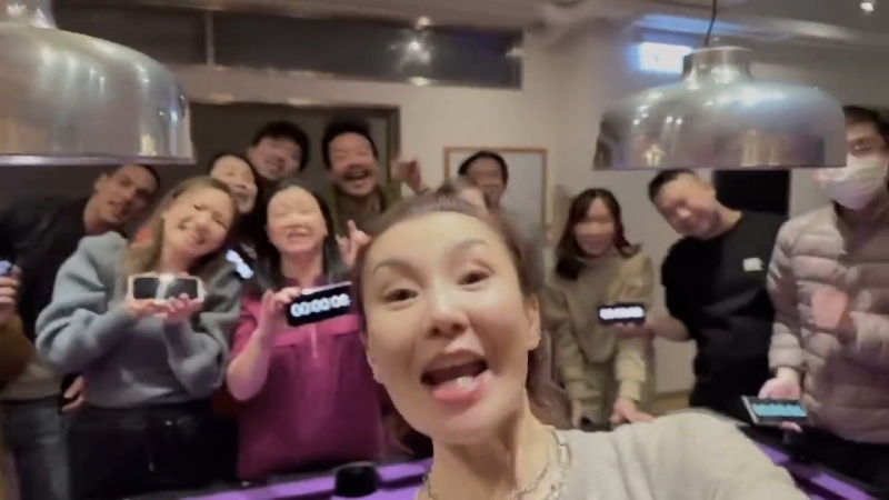 張曼玉罕有分享與朋友倒數(shù)的影片。 