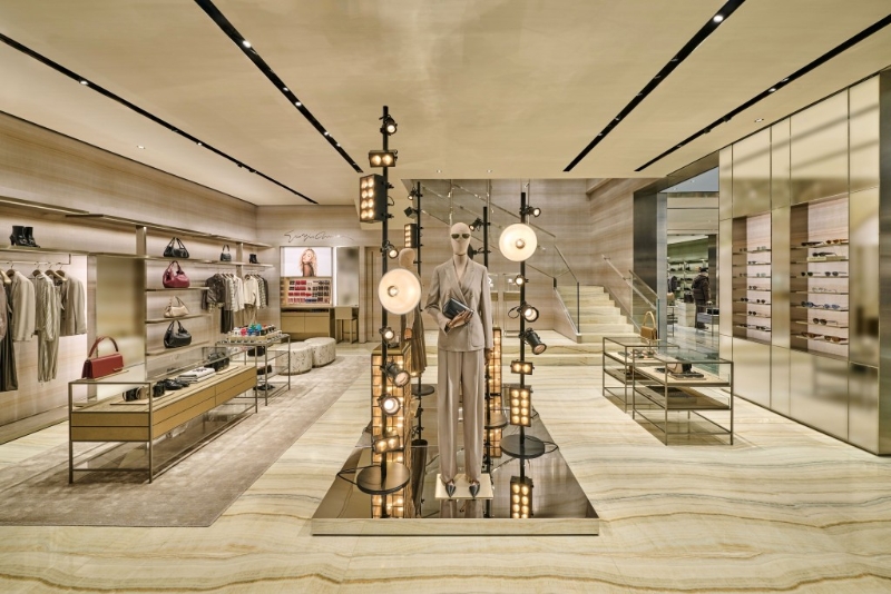 甫走進(jìn)地面一樓入口，即可見女裝成衣、配飾及Armani Beauty美妝專區(qū)。 （GA廣東道店）