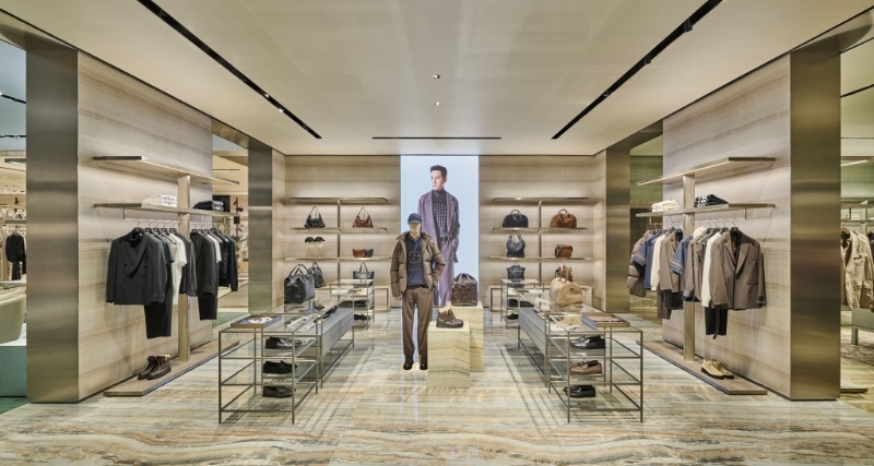 一樓亦設(shè)有男裝成衣、配飾及鞋類系列專區(qū)。 （GA廣東道店）