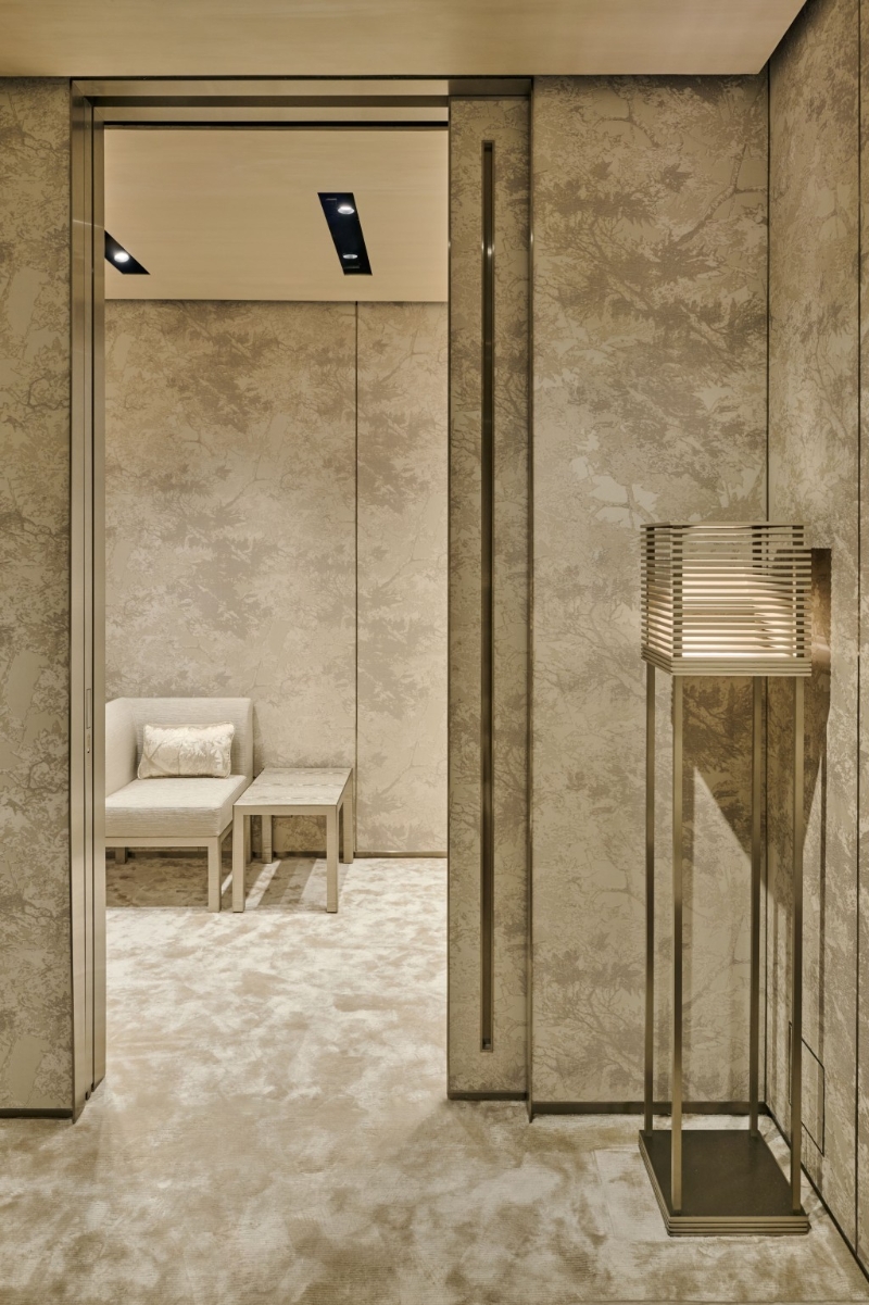 新概念精品店特設(shè)兩間以Armani  Casa建材及墻紙裝潢的更衣室。 （GA廣東道店）