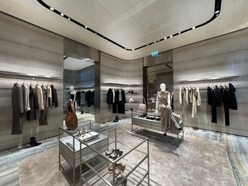 中環(huán)精品店剛于本月初開幕，同時(shí)展現(xiàn)緊隨米蘭總部的全新概念設(shè)計(jì)。