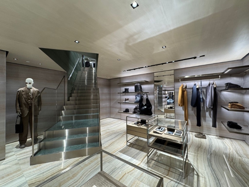 Giorgio Armani中環(huán)新店設(shè)于皇后大道中9號(hào)，一道明亮階梯貫通不同樓層。