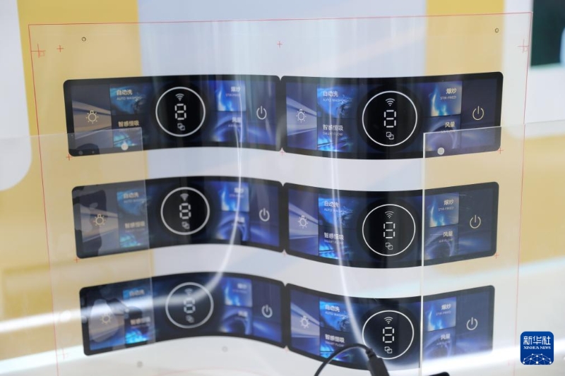 這是11月25日在位于橫琴澳門(mén)青年創(chuàng)業(yè)谷的納金科技有限公司拍攝的柔性透明導(dǎo)電材料的具體應(yīng)用場(chǎng)景。新華社記者 王益亮 攝