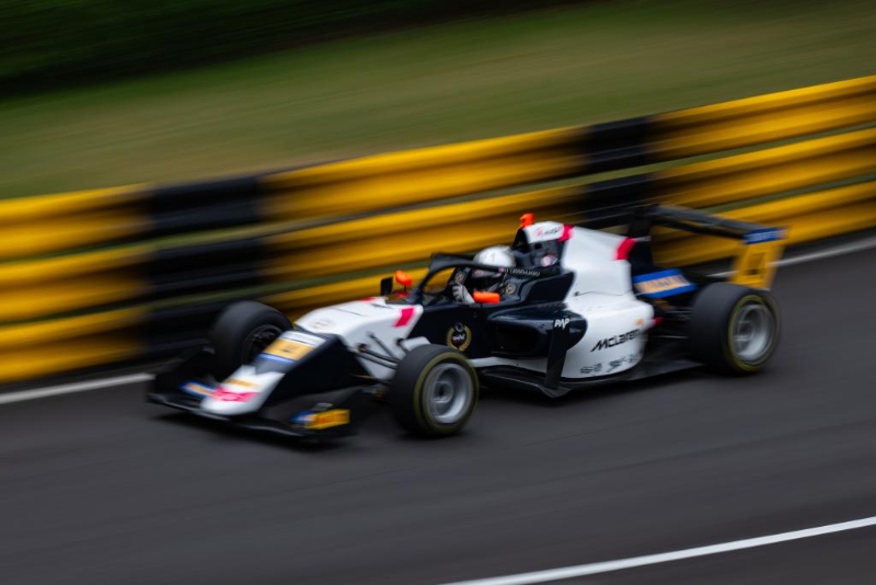 11月15日，第71屆澳門格蘭披治大賽車進(jìn)行第二日的比賽。新華社記者 張金加 攝