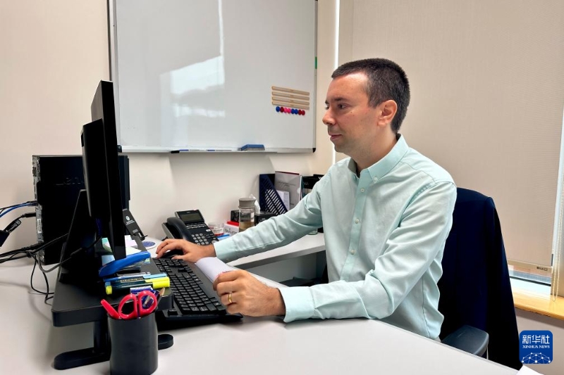 2024年11月21日，澳門城市大學(xué)葡語國家研究院的助理教授、來自葡萄牙的若昂·西蒙斯（中文名朱奧）在辦工室工作。新華社記者 王露 攝