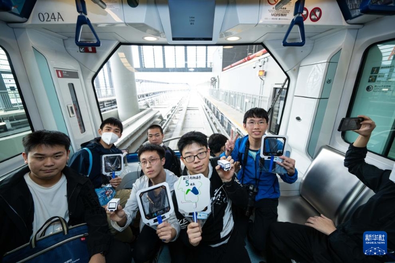 市民搭乘澳門輕軌前往橫琴站
