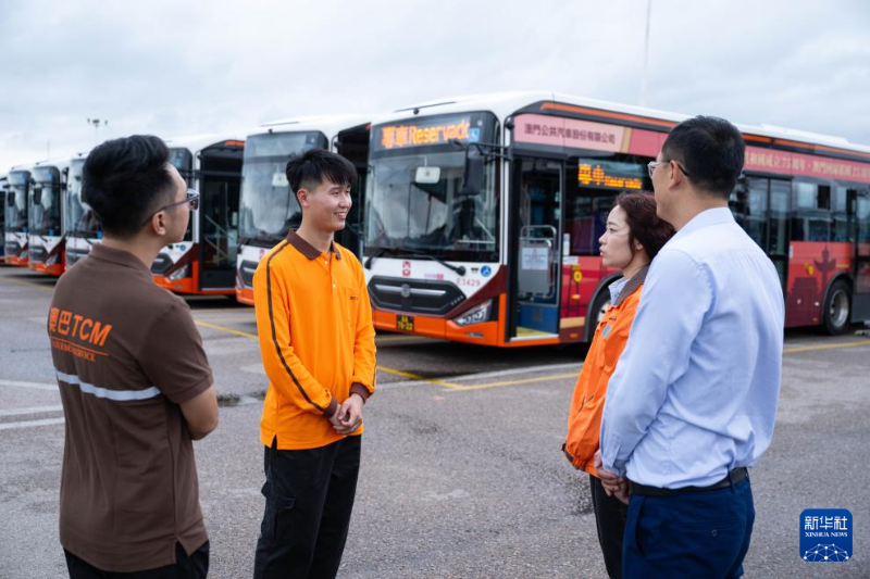 林宏豪（左二）