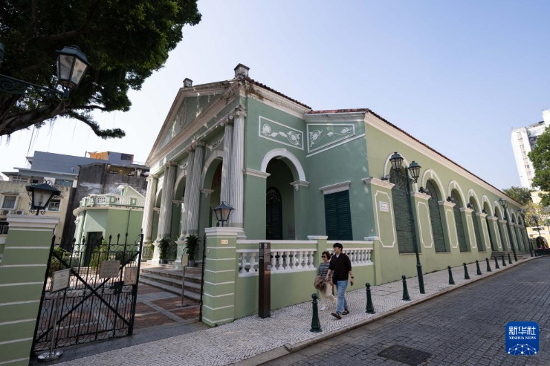 行人從中國(guó)第一座西式劇院——崗頂劇院前走過(guò)（12月7日攝）。新華社發(fā)（張金加攝）