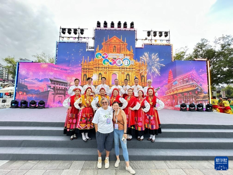 土生葡人馬安娜（前左）與朋友在陜西·西安澳門周上合影