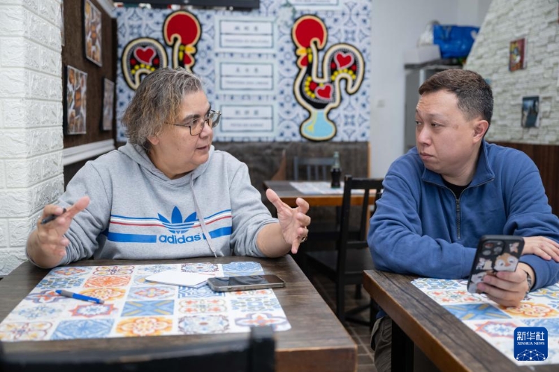 土生葡人馬安娜（左）在“老地方”餐廳與同事交談