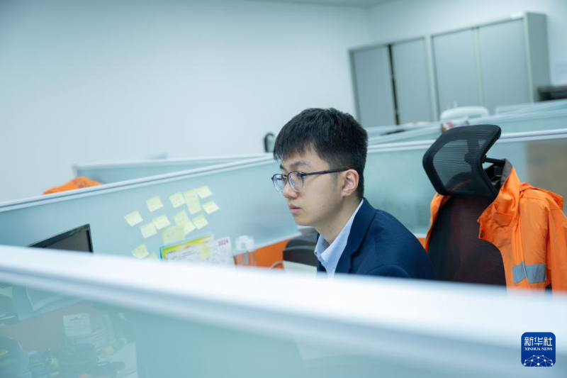 許文超在工位上