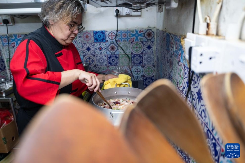 土生葡人馬安娜在“老地方”餐廳烹煮土生菜