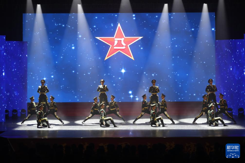 12月2日，駐澳門部隊舉辦“逐夢強(qiáng)軍·禮贊濠江”文藝晚會。新華社發(fā)（李松攝）