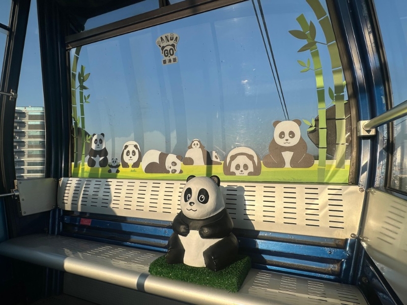 昂坪纜車內(nèi)更設(shè)置立體雕塑，5架熊貓主題纜車將讓旅客近距離與雕塑拍照留念。