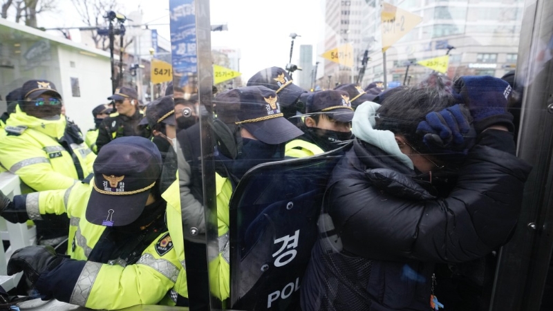 尹錫悅戒嚴(yán)后第二度講話拒絕下臺，千人沖總統(tǒng)官邸抗議與警對峙。 美聯(lián)社