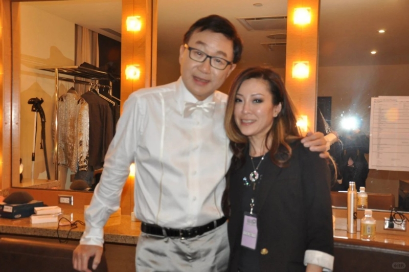 許冠文與化妝師合作愉快。