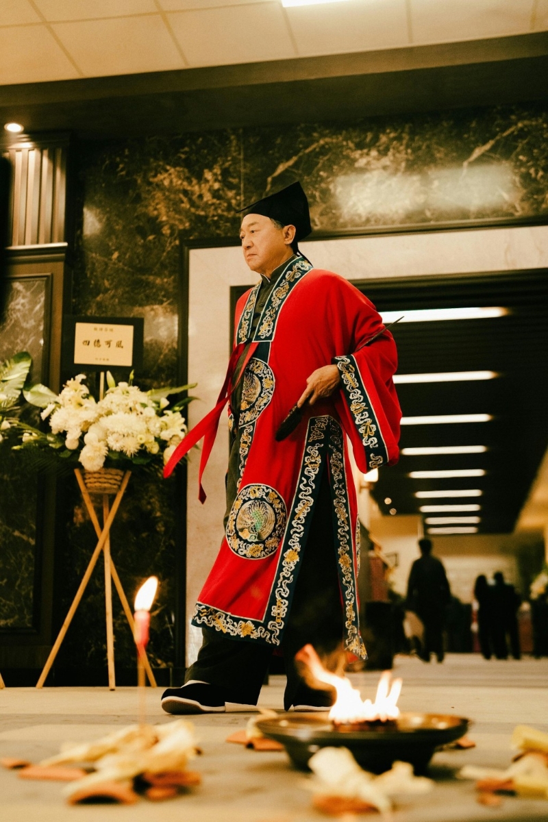 許冠文在戲中飾演喃嘸師傅文哥。