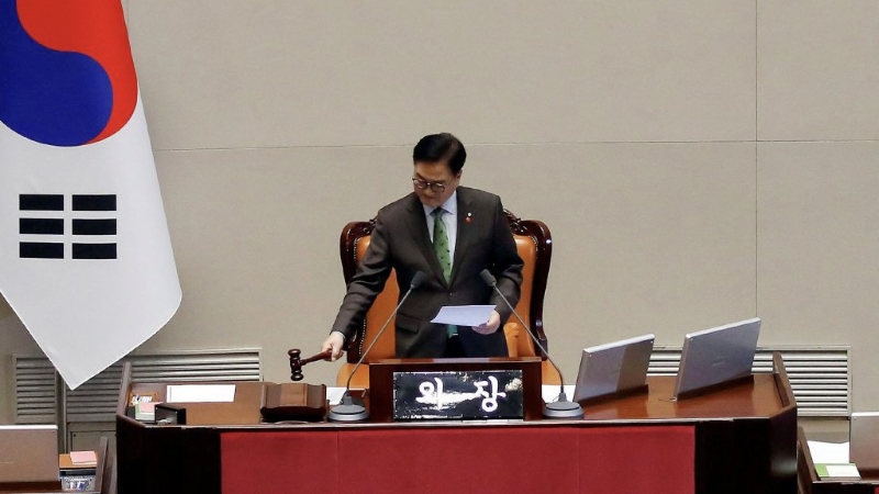 南韓國(guó)會(huì)議長(zhǎng)禹元植敲槌宣布通過尹錫悅彈劾案。 路透社