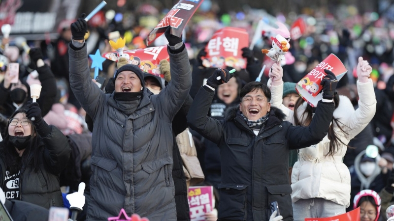 示威民眾得悉國(guó)會(huì)通過尹錫悅彈劾案后興奮歡呼。 美聯(lián)社