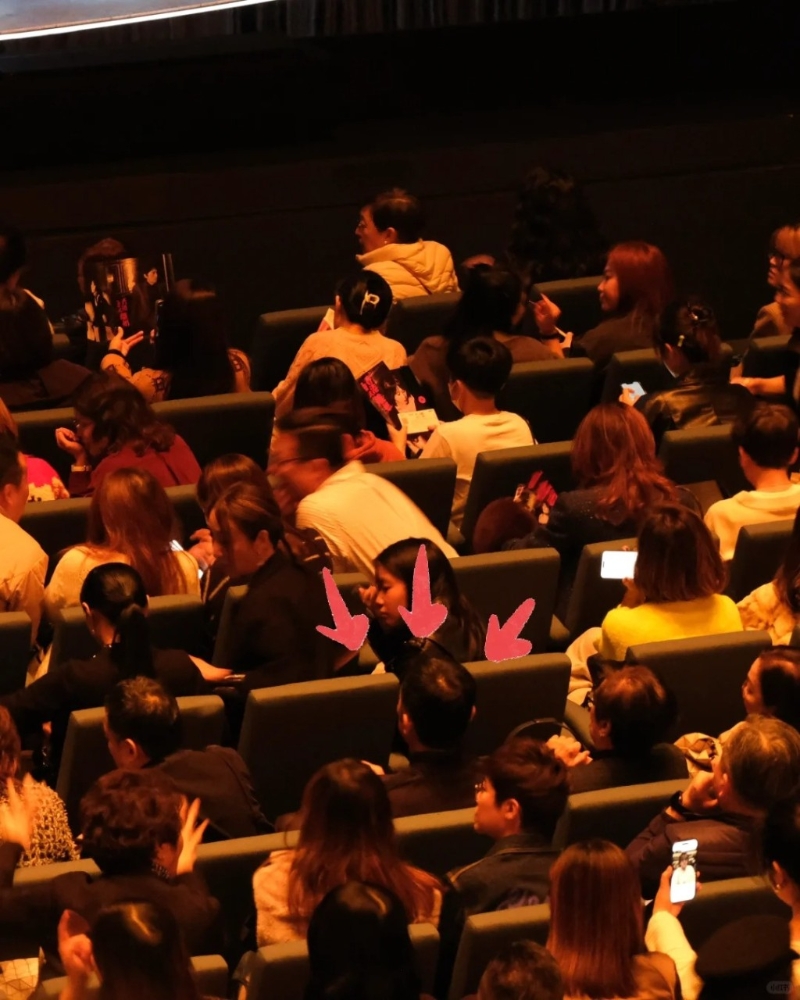 在中場(chǎng)休息時(shí)，有網(wǎng)民捕捉梁朝偉與疑似梁母及妹妹坐在觀眾席。