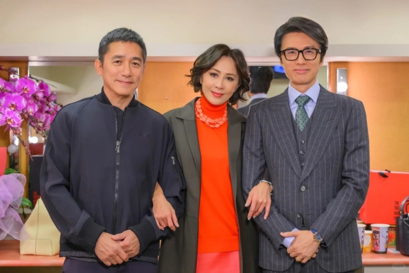 劉嘉玲左擁右抱，羨慕不少網(wǎng)民。