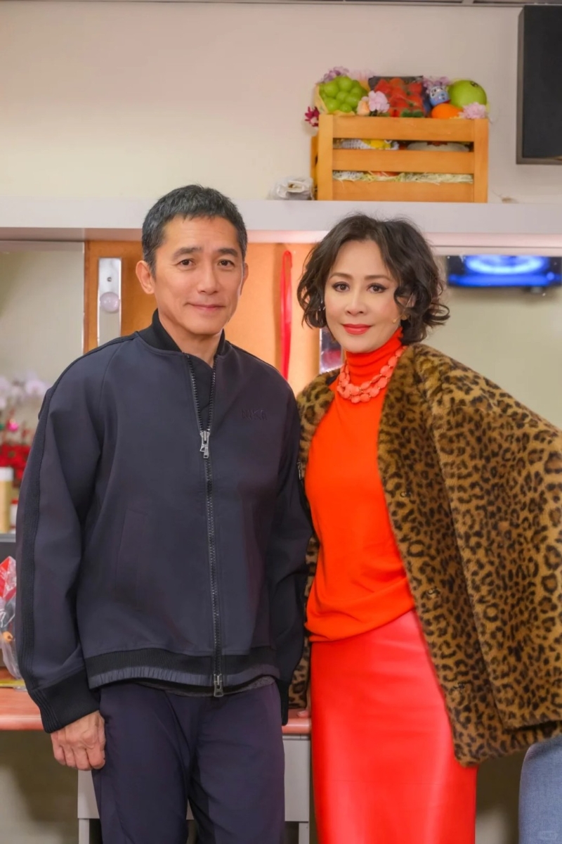 梁朝偉到后臺(tái)與劉嘉玲合照。