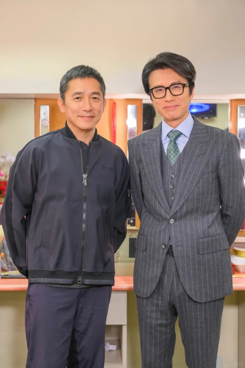 梁朝偉與黃子華合照。