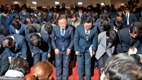 反對(duì)黨共同民主黨黨魁李在明(中)與該黨議員一起鞠躬