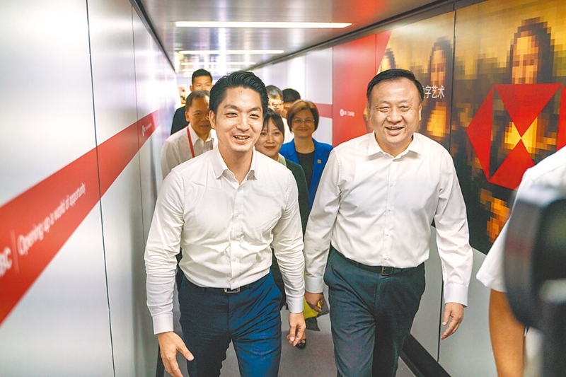 圖為去年臺北市長蔣萬安（左）抵達(dá)上海，華源接機(jī)