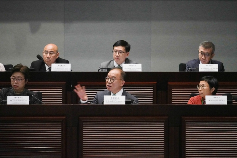 曾國衞認(rèn)為智能投票箱有助減少問題和無效選票。